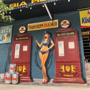 vẽ tranh tường chế cô gái tây bán bia
