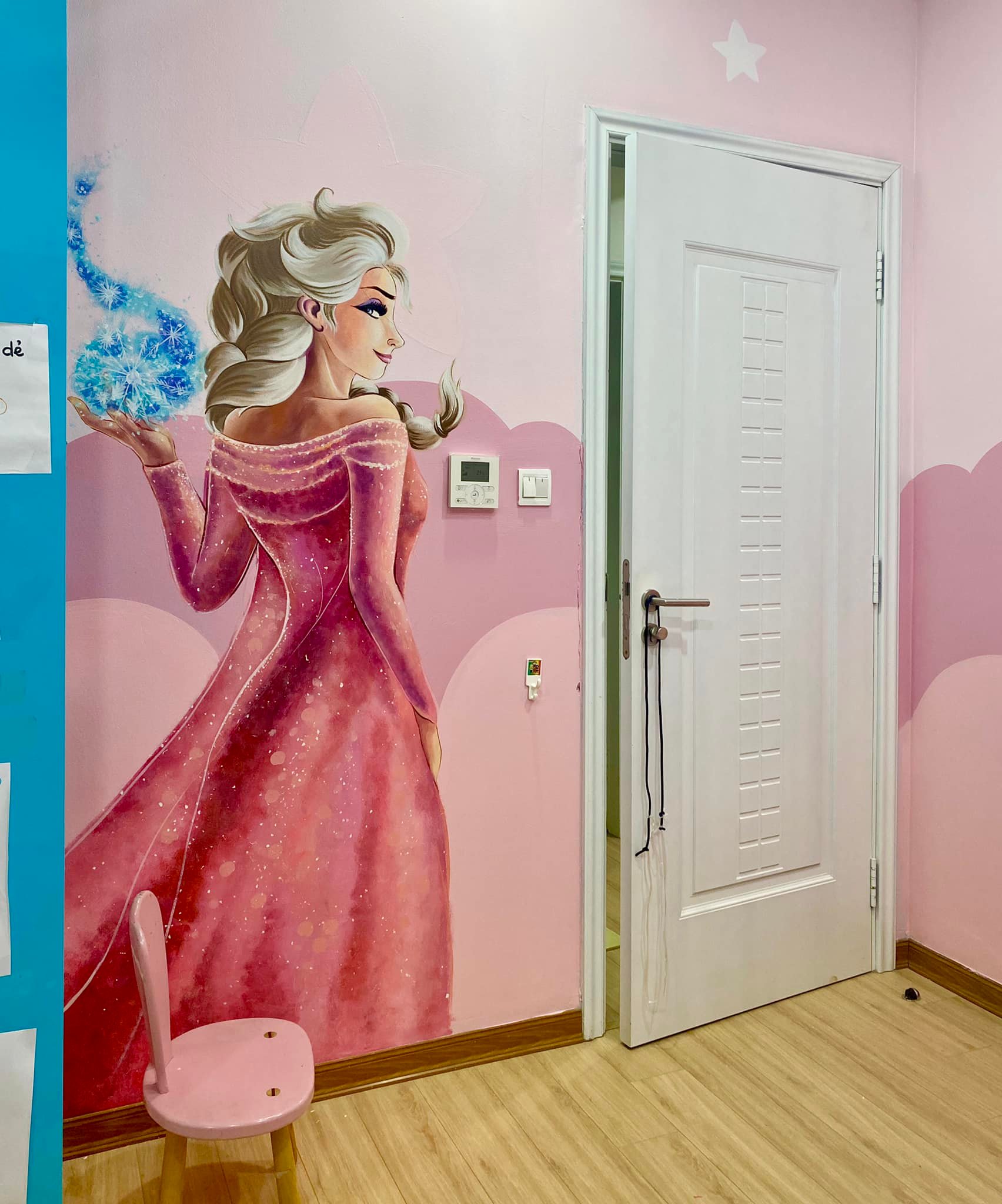 Công chúa Elsa trong màu hồng sẻ làm mê hoặc các bé gái với vẻ đẹp cổ tích. Bộ tranh tường này đầy màu sắc và sẽ là điểm nhấn cho không gian phòng bé của bạn. Hãy cùng tô màu lên những bông hoa, trái cây và những chi tiết nổi bật khác để tạo nên một tác phẩm thật độc đáo.